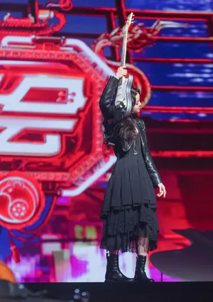 欧阳娜娜甜酷夹克长裙性感图片_5