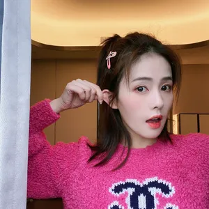 白鹿俏皮私服自拍照图片