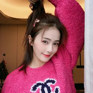 白鹿俏皮私服自拍照图片