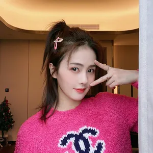 白鹿俏皮私服自拍照图片_13