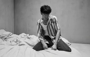 李现简约黑白风魅力写真图片_2