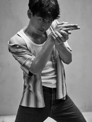 李现简约黑白风魅力写真图片_7