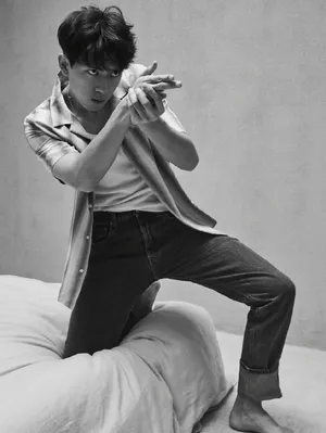 李现简约黑白风魅力写真图片_11