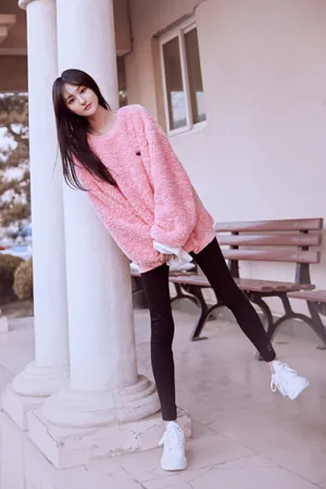 郑爽粉色毛绒衣鬼马写真图片_2