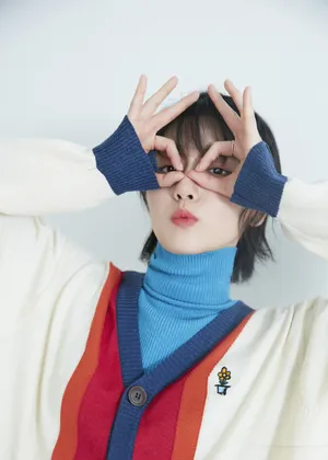 成果短裙美腿简洁写真图片_3