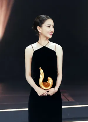 佟丽娅黑色礼服魅力性感图片_2