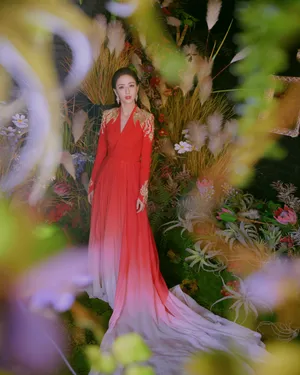佟丽娅春节红色礼服性感写真图片_5