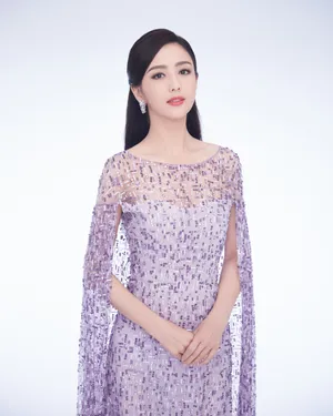 佟丽娅紫色礼服性感撩人写真_1