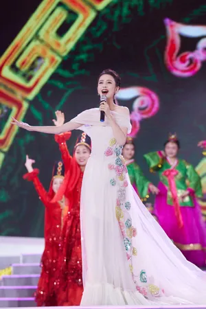 佟丽娅文艺晚会性感图片
