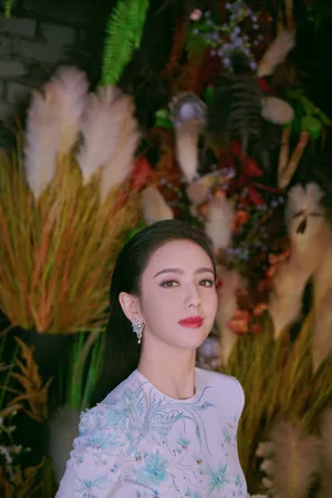 佟丽娅蓝白渐变色礼服性感写真
