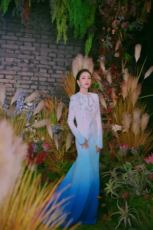 佟丽娅蓝白渐变色礼服性感写真_3
