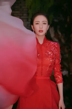 佟丽娅元宵节红色礼服性感写真
