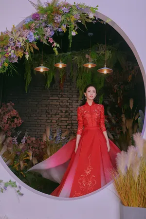 佟丽娅元宵节红色礼服性感写真_4