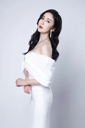 娄艺潇露肩白裙性感写真图片_3