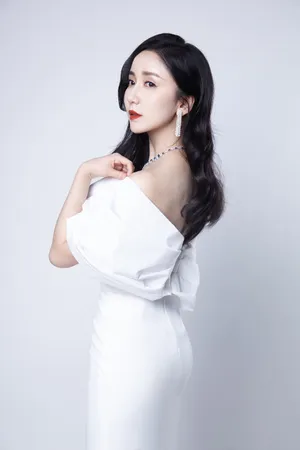 娄艺潇露肩白裙性感写真图片_4