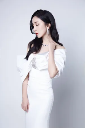 娄艺潇露肩白裙性感写真图片_5