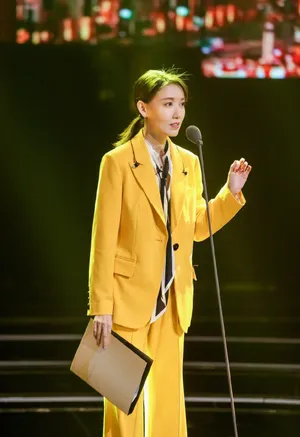 高露《声临其境》时尚干练图片_2