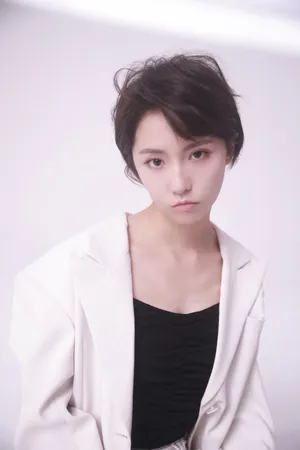 成果西装吊带性感写真图片_2