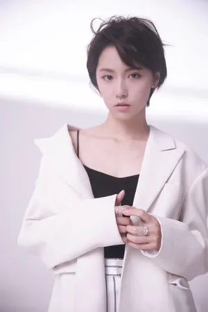 成果西装吊带性感写真图片_4