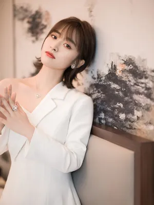 沈月性感露肩白裙写真图片