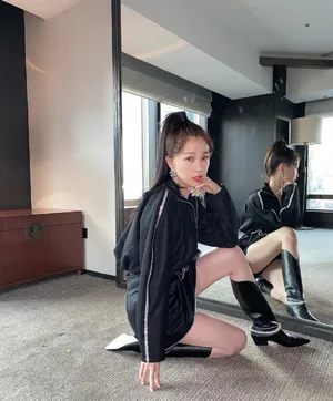 虞书欣灵动甜酷写真图片_2