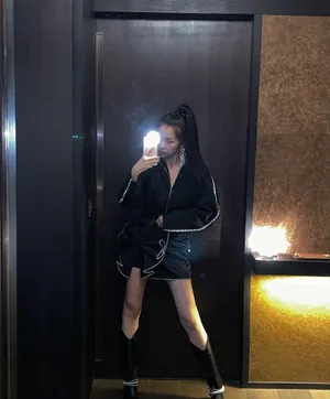 虞书欣灵动甜酷写真图片_5