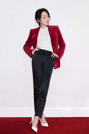 闫妮红色西服甜酷干练写真图片