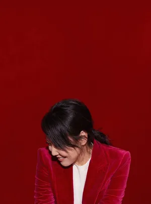 闫妮红色西服甜酷干练写真图片_1
