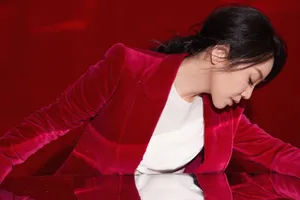 闫妮红色西服甜酷干练写真图片_2