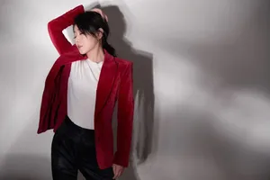 闫妮红色西服甜酷干练写真图片_5