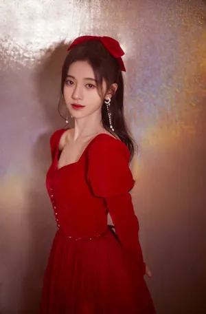 鞠婧祎美艳红裙写真图片_3