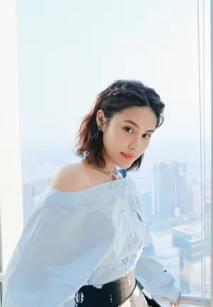 韩丹桐蓝色路肩衬衣性感写真_6