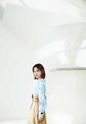 韩丹桐蓝色路肩衬衣性感写真_10