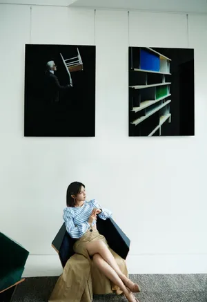 韩丹桐蓝色路肩衬衣性感写真_11