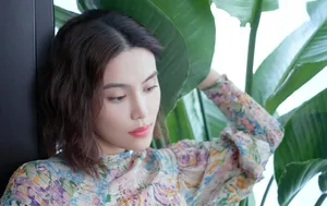 韩丹桐田园碎花风性感图片