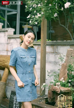 韩丹桐甜美活动照图片