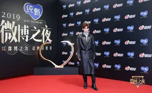 姚弛黑色风衣帅气街拍写真_9
