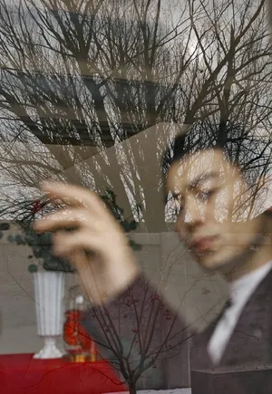 朱亚文搞怪帅气写真图片_1
