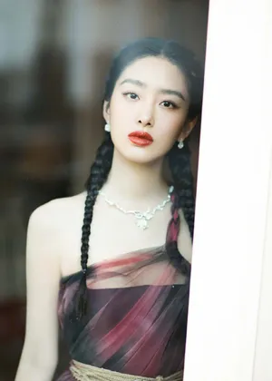 杨采钰麻花辫曼妙优雅写真图片_1