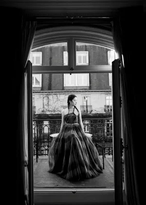 杨采钰麻花辫曼妙优雅写真图片