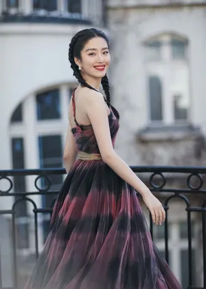 杨采钰麻花辫曼妙优雅写真图片_2