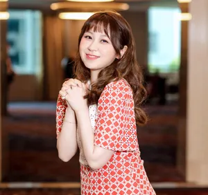 高秋梓红色格子裙性感活动照图片