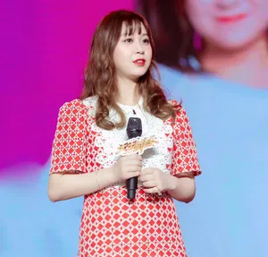 高秋梓红色格子裙性感活动照图片_5