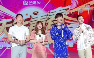 高秋梓红色格子裙性感活动照图片_7