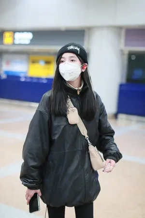 吴宣仪皮衣针织帽街拍图片_1