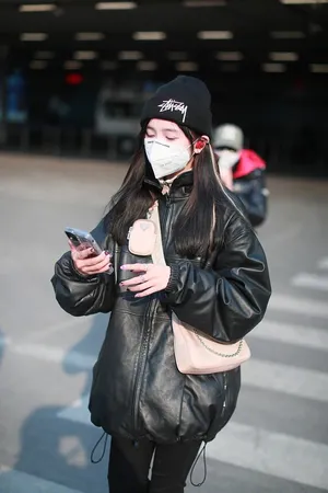 吴宣仪皮衣针织帽街拍图片_3