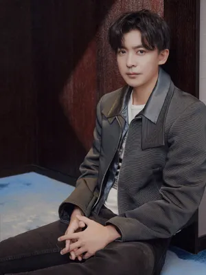 李佳航帅气休闲写真图片
