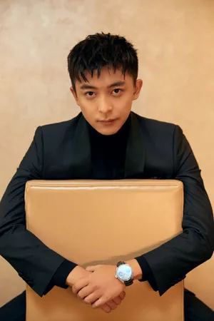 李佳航黑色西装沉稳写真图片
