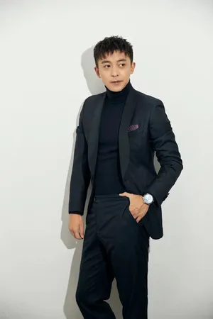 李佳航黑色西装沉稳写真图片_2