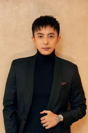 李佳航黑色西装沉稳写真图片_3
